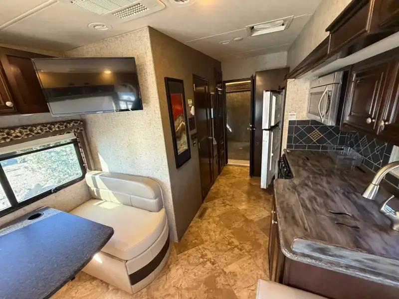 2017 Thor Outlaw 37BG photo 40