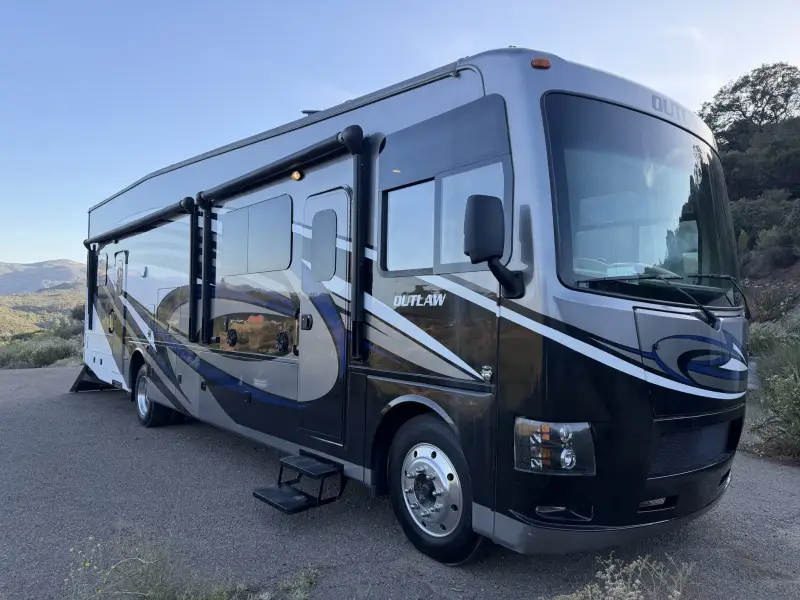 2017 Thor Outlaw 37BG photo 1