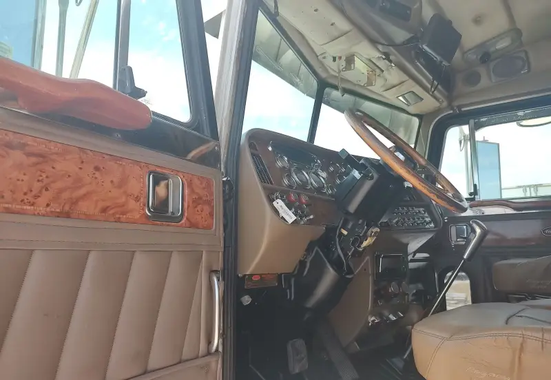 2003 Peterbilt 379 photo 27