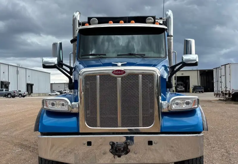2017 Peterbilt 567 photo 2