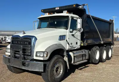 2015 Mack GU713
