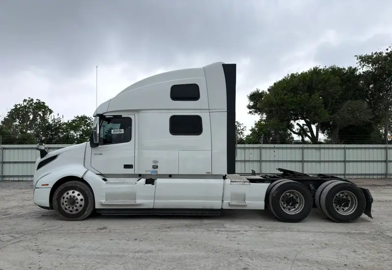2023 Volvo VNL 860 photo 8