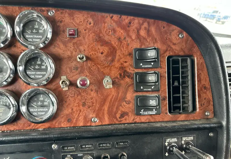 2004 Peterbilt 379 photo 18