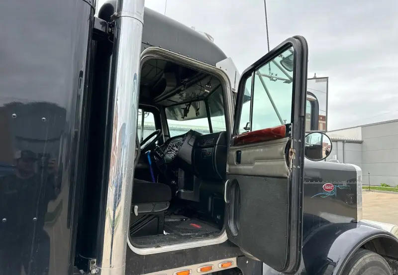 2004 Peterbilt 379 photo 32