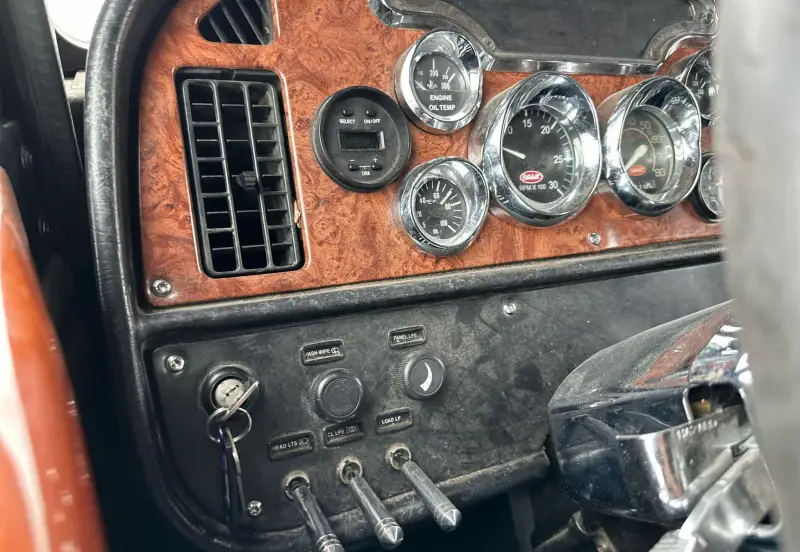 2004 Peterbilt 379 photo 16