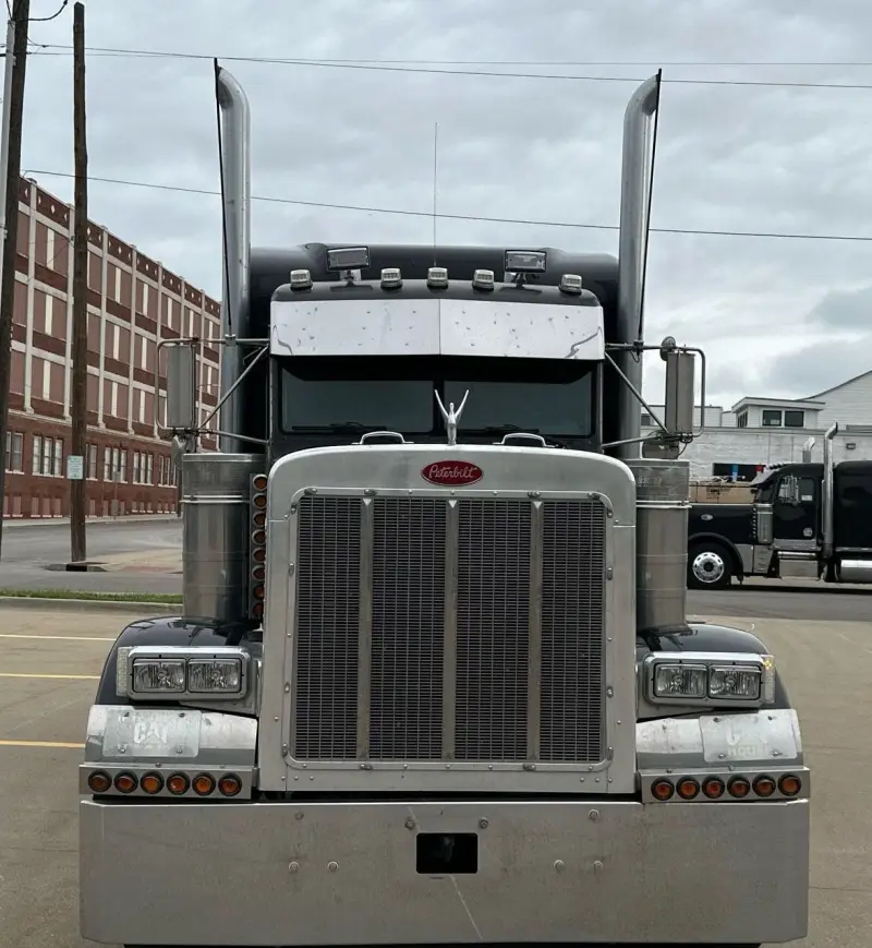 2004 Peterbilt 379 photo 2