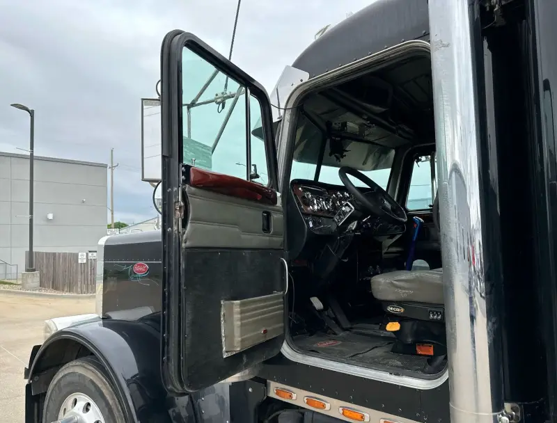 2004 Peterbilt 379 photo 9